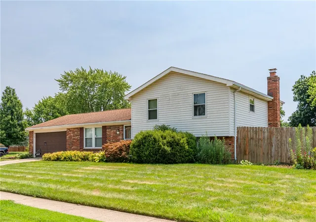 Photo 3 of Single family home for sale at 804 Sunset Dr, Englewood, OH 45322 | MLS# 963866 | Listing updated on 2026-08-28