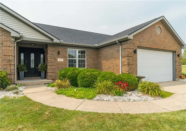 Photo 3 of Sale Pending at 815 W Eva Cir, Springfield, OH 45504 | MLS# 964509 | Listing updated on 2026-08-03