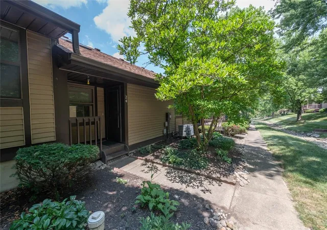 Listing Photo 2 - Condo for sale in building located at 24 Eland Ct, Fairfield, OH 45014 - Unit #