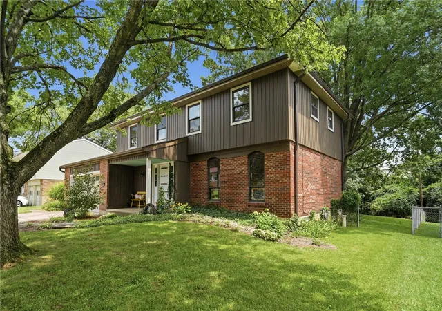 Photo 3 of Single family home for sale at 10816 Wengate Ln, Blue Ash, OH 45241 | MLS# 965256 | Listing updated on 2026-08-02