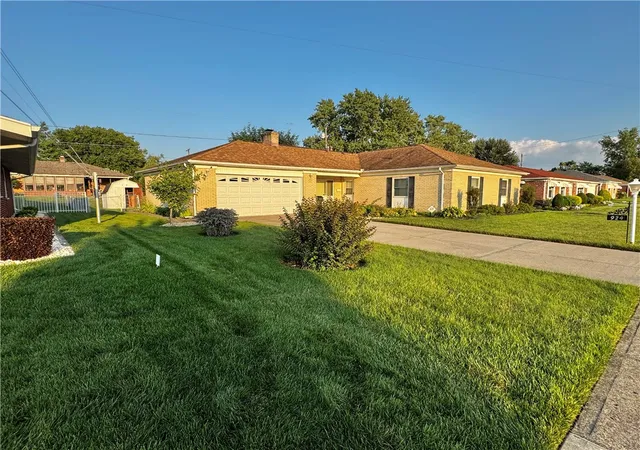 1st image of 924 Warburton Dr, Dayton, OH 45426 | MLS# 965471