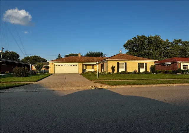 2nd image of 924 Warburton Dr, Dayton, OH 45426 | MLS# 965471
