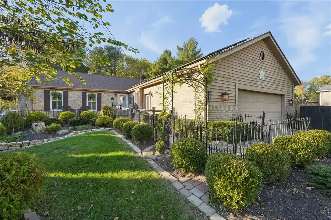 Single family home for sale at 2400 Yuma Dr Dr, London, OH 43140 | MLS# 967168