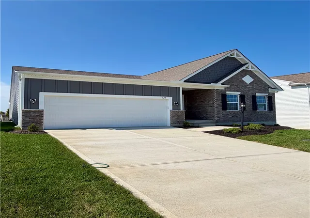 Photo 2 of Single family home for sale at 125 Magnolia Ln, Springboro, OH 45066 | MLS# 967596 | Listing updated on 2026-08-29