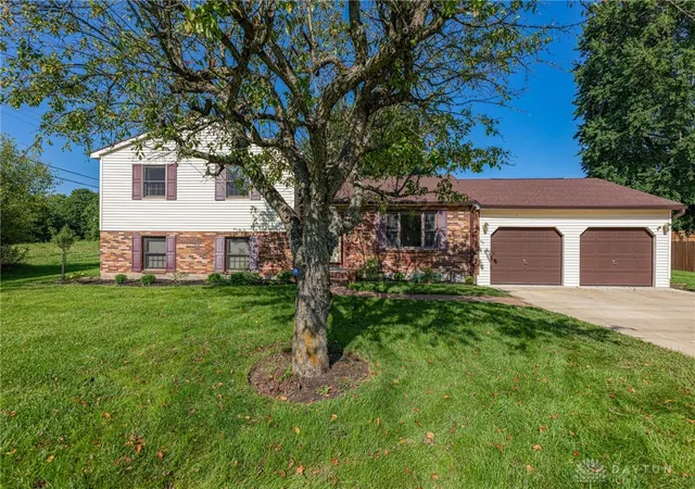 Photo 2 of Single family home for sale at 915 N Fairfield Rd, Beavercreek, OH 45434 | MLS# 967597 | Listing updated on 2026-08-28