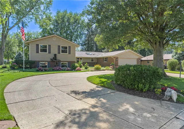 Photo 1 of Sale Pending at 974 Hyde Park Dr, Centerville, OH 45429 | MLS# 967062 | Listing updated on 2026-08-29