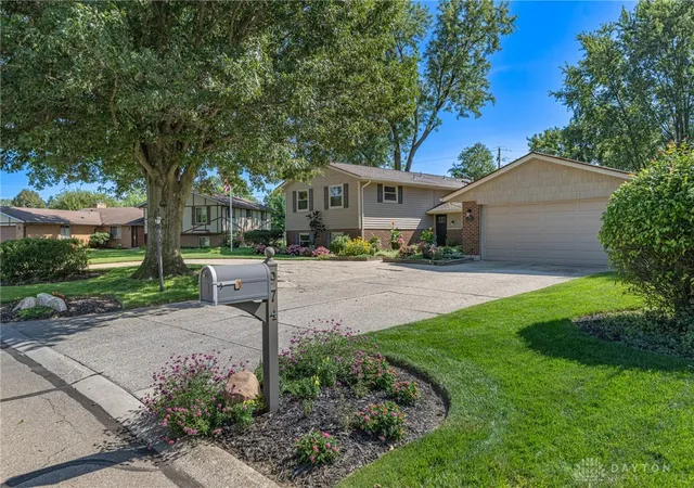 Photo 4 of Sale Pending at 974 Hyde Park Dr, Centerville, OH 45429 | MLS# 967062 | Listing updated on 2026-08-29