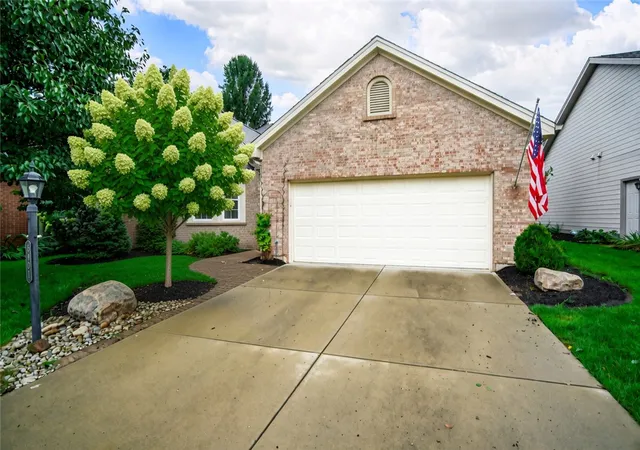 Listing Photo 2 - Condo for sale in building located at 6901 Wembley Cir, Dayton, OH 45459