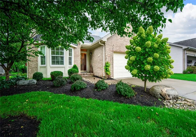 Listing Photo 1 - Condo for sale in building located at 6901 Wembley Cir, Dayton, OH 45459 - Unit #