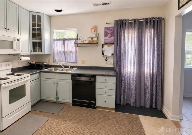Listing Photo 4 - Condo for sale in building located at 4757 Shaunee Creek Dr, Dayton, OH 45415