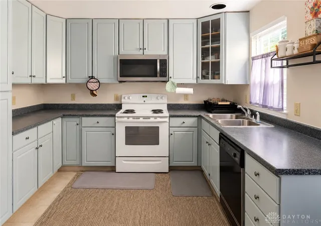 Listing Photo 5 - Condo for sale in building located at 4757 Shaunee Creek Dr, Dayton, OH 45415