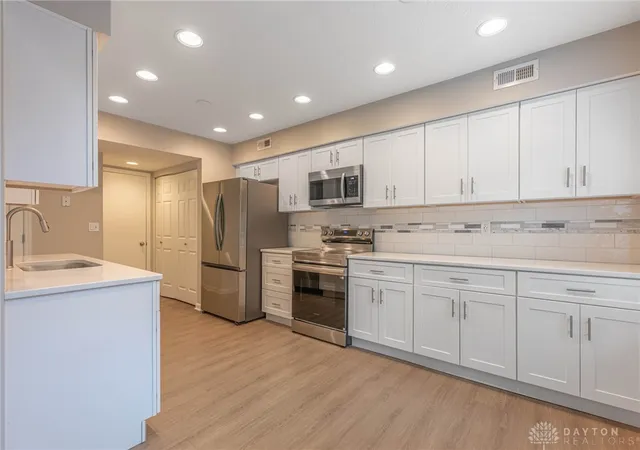 Listing Photo 5 - Condo for sale in building located at 102 Nantucket Lndg, Dayton, OH 45458