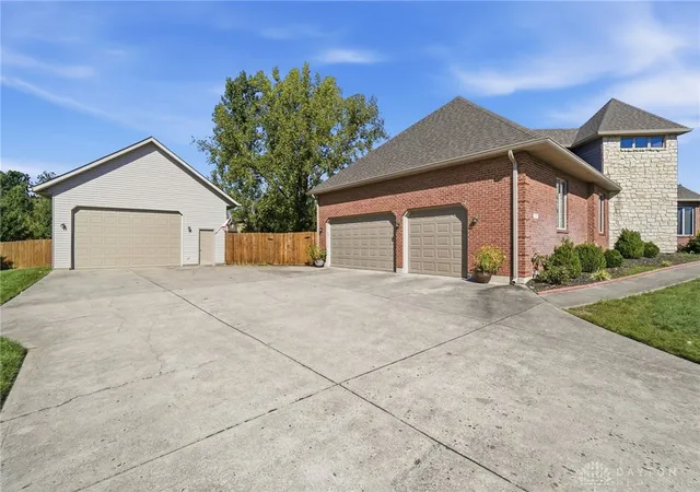 Photo 3 of Single family home for sale at 1576 Meadowlands Dr, Fairborn, OH 45324 | MLS# 970013 | Listing updated on 2026-10-01