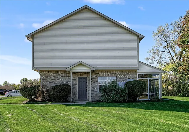 Listing Photo 3 - Condo for sale in building located at 9267 Captiva Bay Dr, Miamisburg, OH 45342