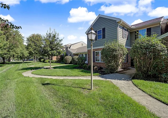 Listing Photo 3 - Condo for sale in building located at 7789 Thomas Jefferson Ln, Dayton, OH 45459