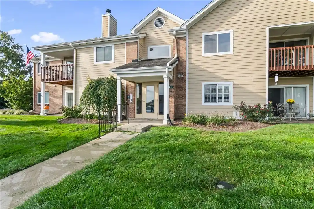 Listing Photo 1 - Condo for sale in 124 Mallard Gln Dr located at 124 Mallard Gln Dr, Centerville, OH 45458 - Unit 124 Mallard Glen Dr