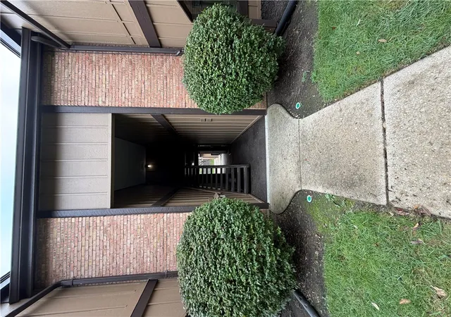 Listing Photo 2 - Condo for sale in building located at 1330 Preakness Pl, Dayton, OH 45459