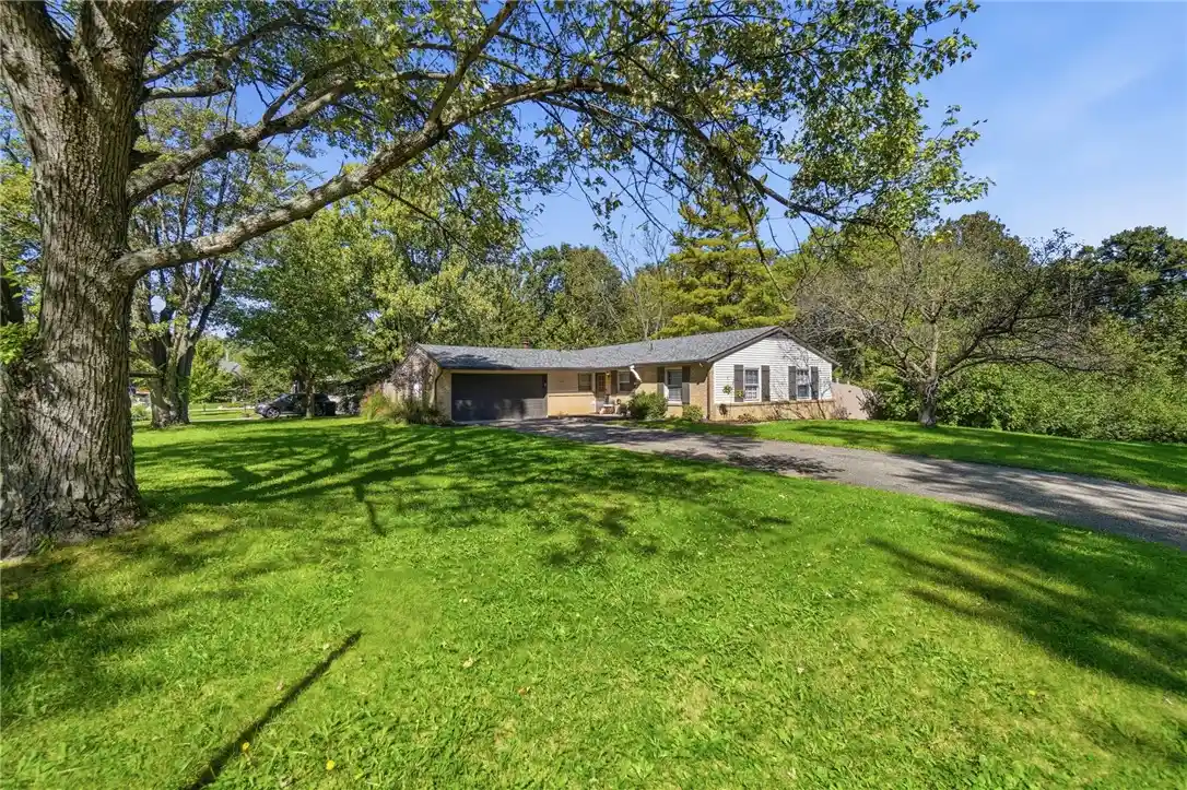 Single family home for sale at 2111 Plantation Trl, Bellbrook, OH 45305 | MLS# 970621