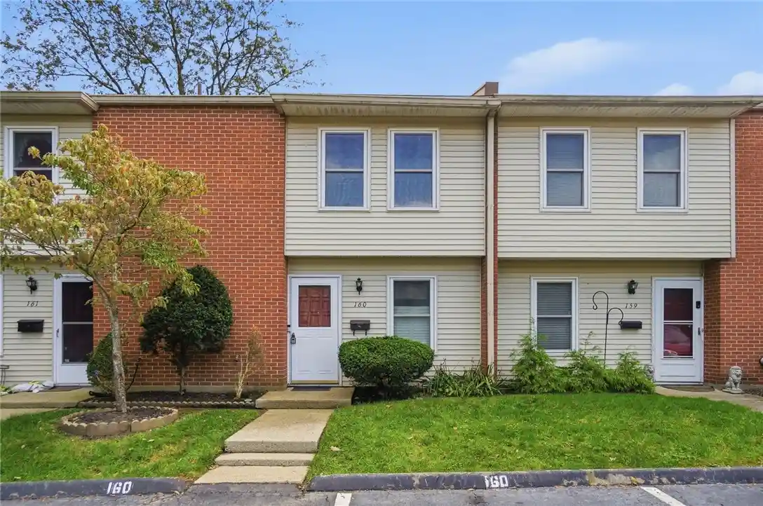 Listing Photo 1 - Condo for sale in 4564 Shawnray Dr located at 4564 Shawnray Dr, Middletown, OH 45044 - Unit #160