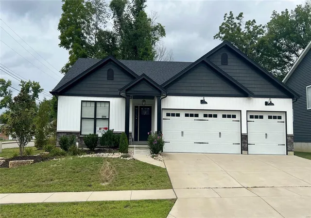 Photo 1 of Sale Pending at 1001 Savanna Pl, Festus, MO 63028 | MLS# 21054000 | Listing updated on 2025-03-17