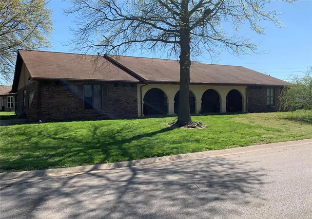 Photo 1 of Multi family home for sale at 400 University Dr, Belleville, IL 62221 | MLS# 23020574 | Listing updated on 2024-04-01