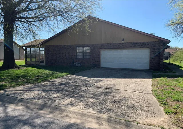Photo 2 of Multi family home for sale at 400 University Dr, Belleville, IL 62221 | MLS# 23020574 | Listing updated on 2024-04-01