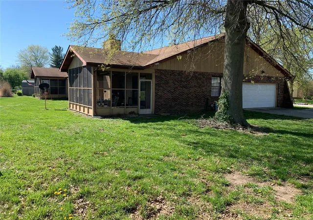 Photo 3 of Multi family home for sale at 400 University Dr, Belleville, IL 62221 | MLS# 23020574 | Listing updated on 2024-04-01