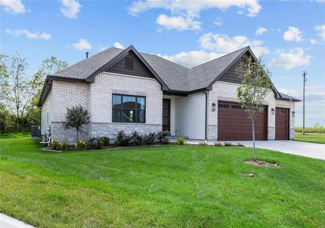 Photo 2 of Sale Pending at 280 Laurens Spring Ct, Lake Saint Louis, MO 63367 | MLS# 23050301 | Listing updated on 2024-04-03