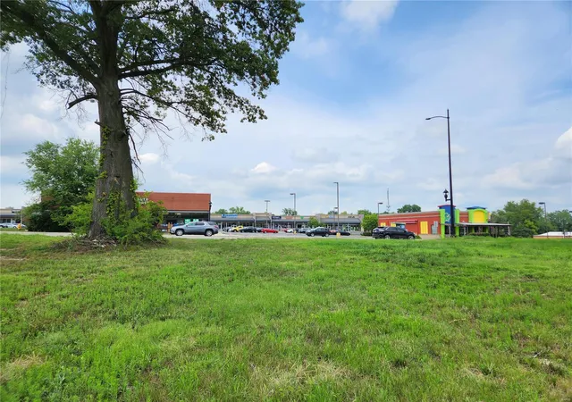 Photo 2 of House for sale at 2425 W Clay St, Saint Charles, MO 63301 | MLS# 23061022 | Listing updated on 2024-10-04