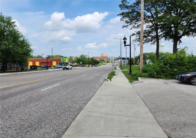 Photo 4 of House for sale at 2425 W Clay St, Saint Charles, MO 63301 | MLS# 23061022 | Listing updated on 2024-10-04