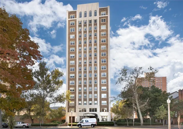 Photo 2 of Condo for sale at 4440 Lindell Blvd #802, Saint Louis, MO 63108 | MLS# 23064881 | Listing updated on 2024-08-19