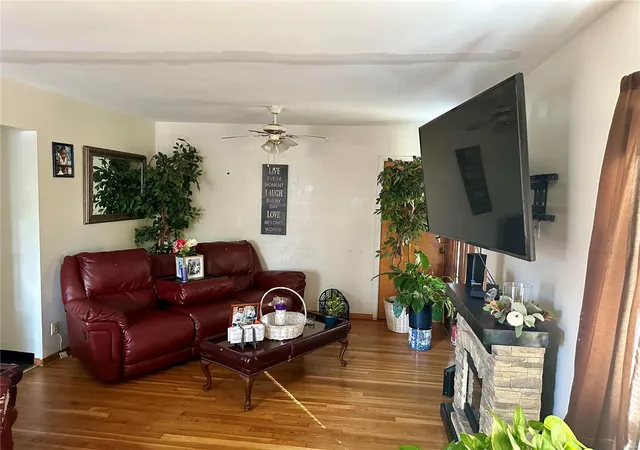 Photo 2 of Sale Pending at 10127 Saffron Dr, Saint Louis, MO 63136 | MLS# 23069796 | Listing updated on 2023-12-07