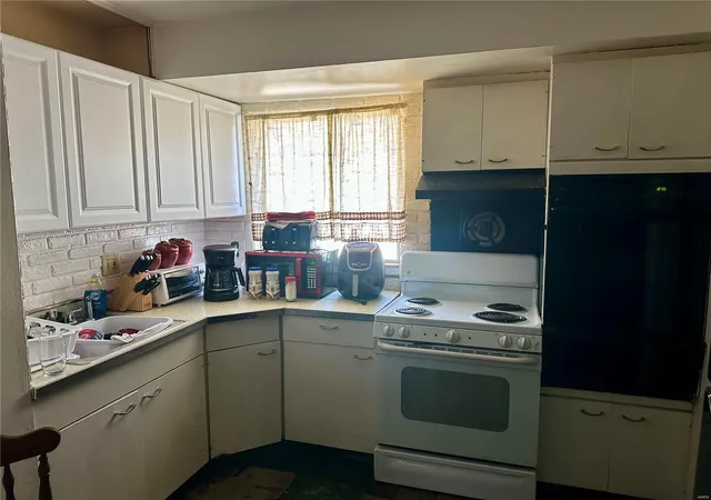 Photo 3 of Sale Pending at 10127 Saffron Dr, Saint Louis, MO 63136 | MLS# 23069796 | Listing updated on 2023-12-07