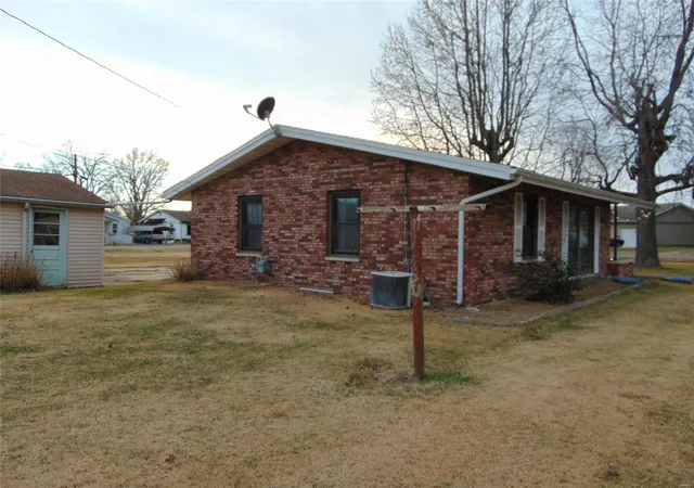 Homes for sale in Du Quoin, IL | 324 S Ballantine, Du Quoin, IL 62832 | MLS# 24002368