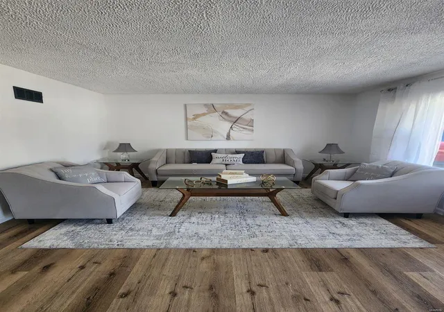 Photo 2 of Single family home for sale at 11 Shireford Ln, Saint Louis, MO 63135 | MLS# 24008077 | Listing updated on 2025-02-27