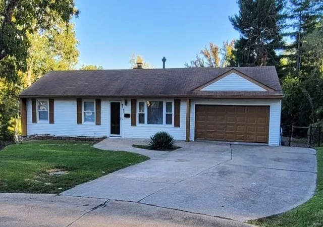 Photo 1 of Single family home for sale at 11 Shireford Ln, Saint Louis, MO 63135 | MLS# 24008077 | Listing updated on 2025-02-27