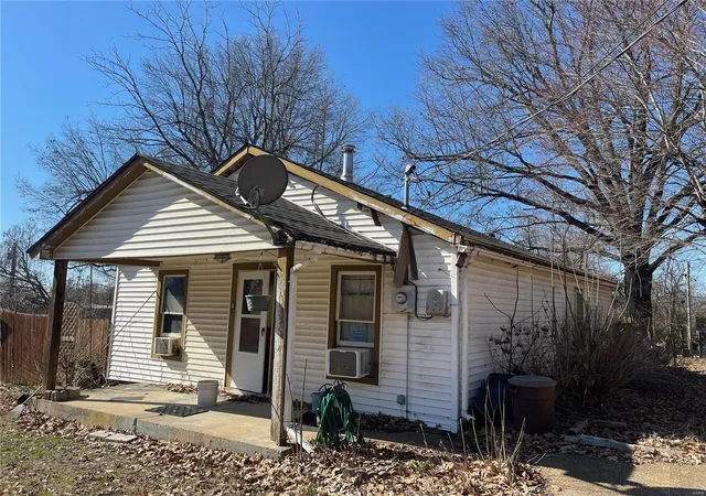 Photo 2 of Single family home for sale at 1507 S 10th Street, Poplar Bluff, MO 63901 | MLS# 24008728 | Listing updated on 2024-08-08