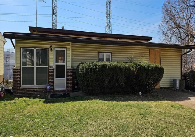 Photo 1 of Sale Pending at 3109 Wheaton Ave, Saint Louis, MO 63114 | MLS# 24011277 | Listing updated on 2024-07-17