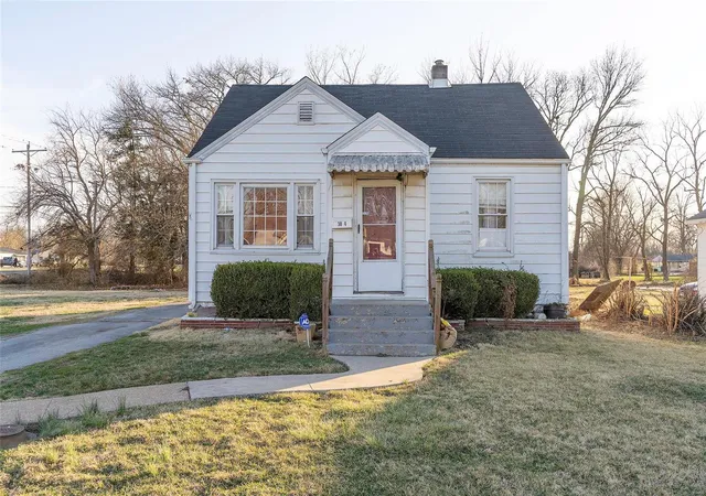 Photo 1 of Single family home for sale at 304 Levin Dr, East Saint Louis, IL 62206 | MLS# 24012343 | Listing updated on 2024-06-19