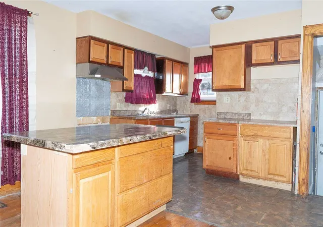 Photo 3 of Single family home for sale at 304 Levin Dr, East Saint Louis, IL 62206 | MLS# 24012343 | Listing updated on 2024-06-19