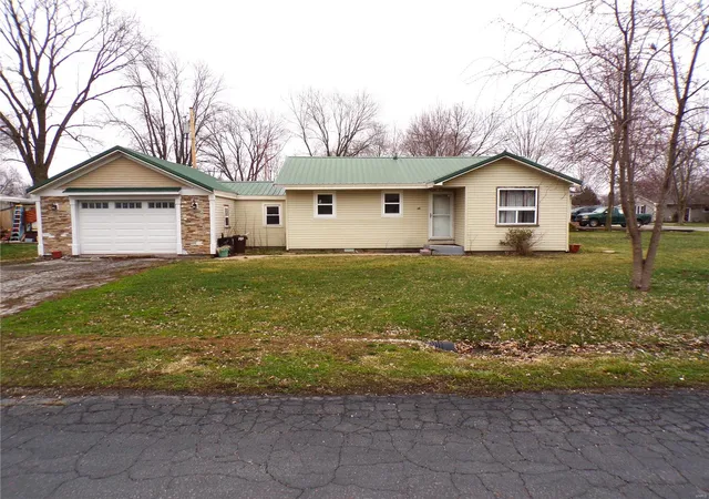 Photo 1 of Sale Pending at 904 N Walnut St N, Vandalia, MO 63382 | MLS# 24013198 | Listing updated on 2025-03-08