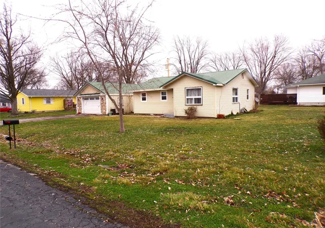 Photo 2 of Sale Pending at 904 N Walnut St N, Vandalia, MO 63382 | MLS# 24013198 | Listing updated on 2025-03-08