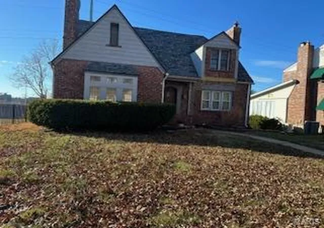 Photo 1 of Sale Pending at 16 Hanley Downs, Saint Louis, MO 63117 | MLS# 24014805 | Listing updated on 2024-09-23