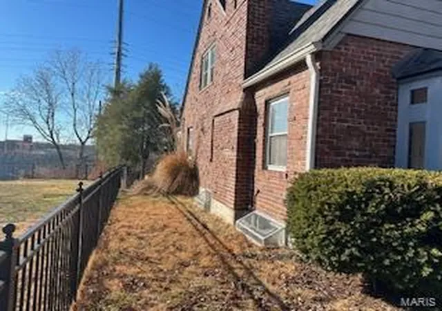 Photo 2 of Sale Pending at 16 Hanley Downs, Saint Louis, MO 63117 | MLS# 24014805 | Listing updated on 2024-09-23