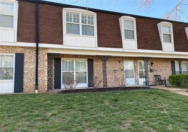 Townhouse for sale at 852 Dumont Pl, Saint Louis, MO 63125 | MLS# 24017377