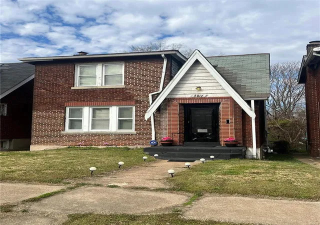 Photo 1 of Single family home for sale at 5817 Saloma Ave, Saint Louis, MO 63120 | MLS# 24017415 | Listing updated on 2024-11-02