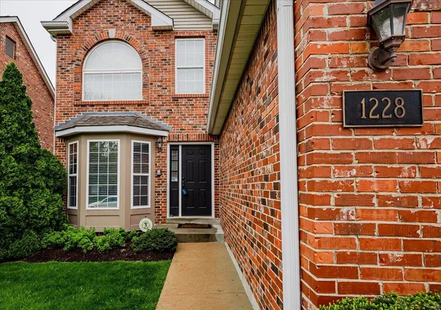 Photo 2 of Single family home for sale at 1228 Castle Gate Villas Dr, Saint Louis, MO 63132 | MLS# 24022811 | Listing updated on 2024-08-20