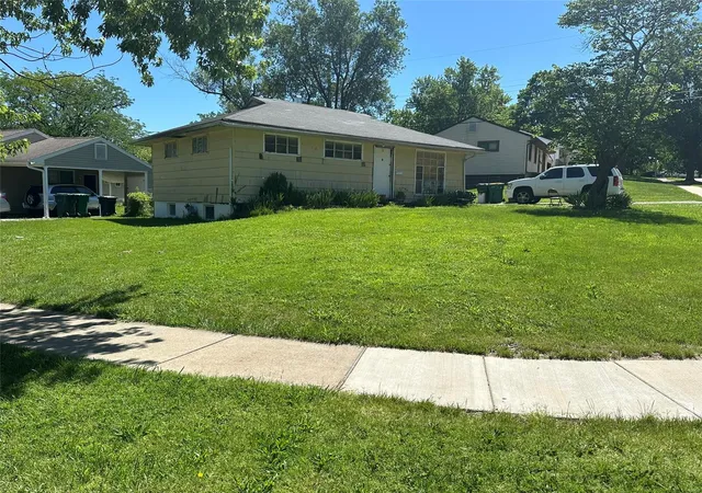 Photo 1 of Sale Pending at 5662 Parchester Dr, Saint Louis, MO 63121 | MLS# 24025586 | Listing updated on 2025-01-04