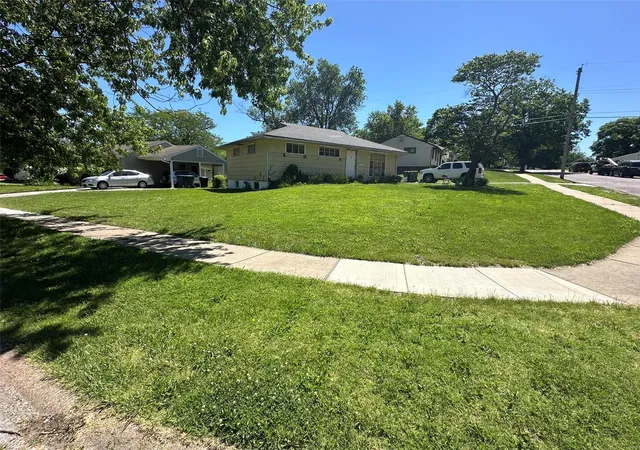 Photo 3 of Sale Pending at 5662 Parchester Dr, Saint Louis, MO 63121 | MLS# 24025586 | Listing updated on 2025-01-04