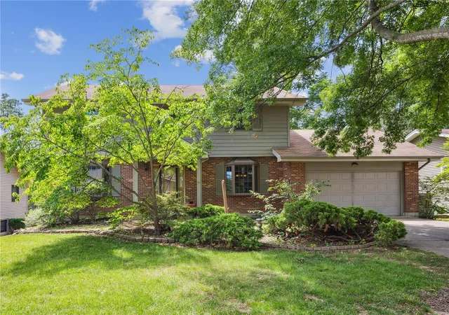 Photo 2 of Sale Pending at 50 Burgundy Dr, Lake Saint Louis, MO 63367 | MLS# 24025624 | Listing updated on 2024-08-27